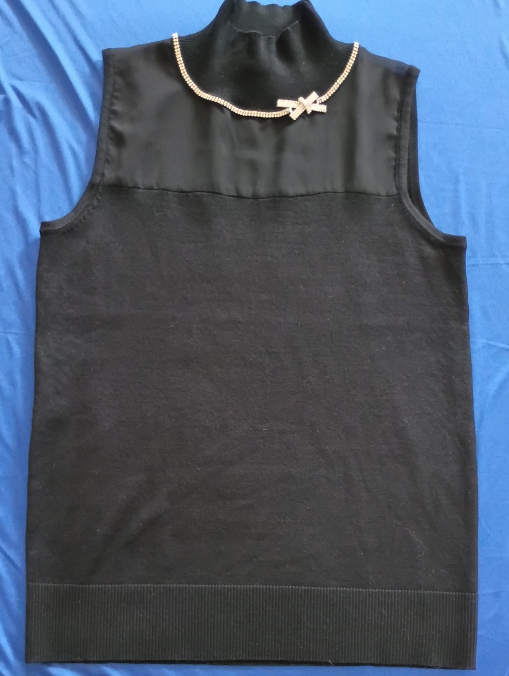 Cable & Gauge Black Mock Neck Sleeveless Tank with Rhinestone Bow